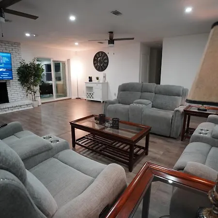 Beautiful Family Home Near Airport, I-10, Shopping